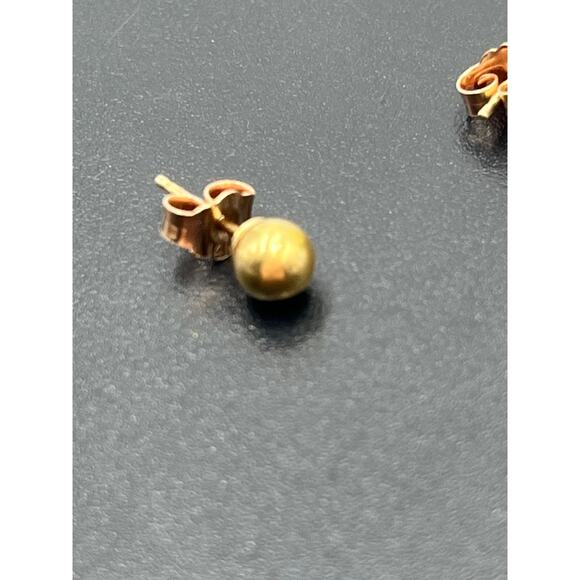 14k Yellow Gold Round Ball 5mm Stud Pierced Earrings Minimalist  .65 grams - Picture 7 of 8